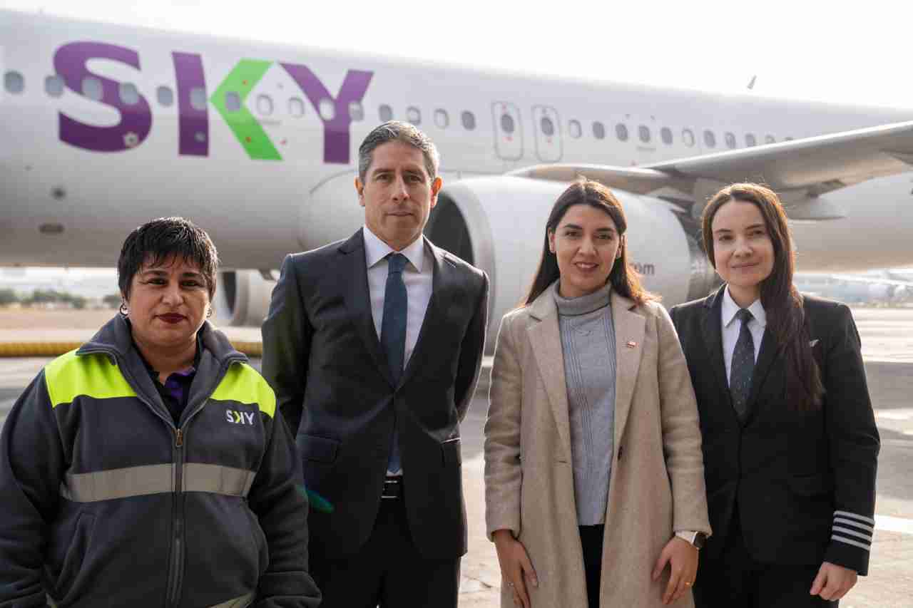 SKY Airline renueva alianza con el Ministerio de la Mujer para impulsar más pilotos femeninas en la aviación