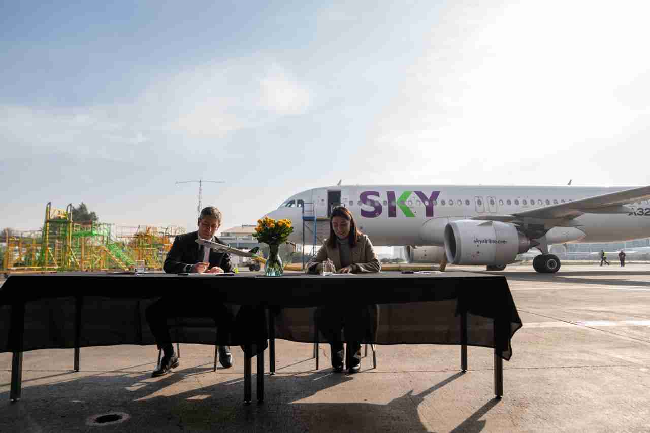 SKY Airline renueva alianza con el Ministerio de la Mujer para impulsar más pilotos femeninas en la aviación