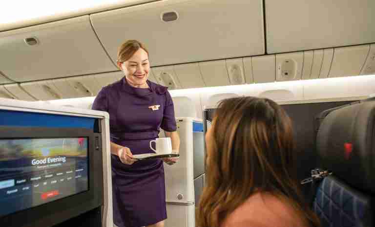 Café a más de 10 mil metros de altura: Delta Air Lines ofrece café premium en colaboración con Starbucks para vuelos desde Latinoamérica.