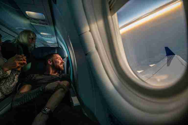 ¡Mira las fotos! Pasajeros de Delta disfrutaron del eclipse total de sol en dos vuelos que siguieron la trayectoria del fenómeno