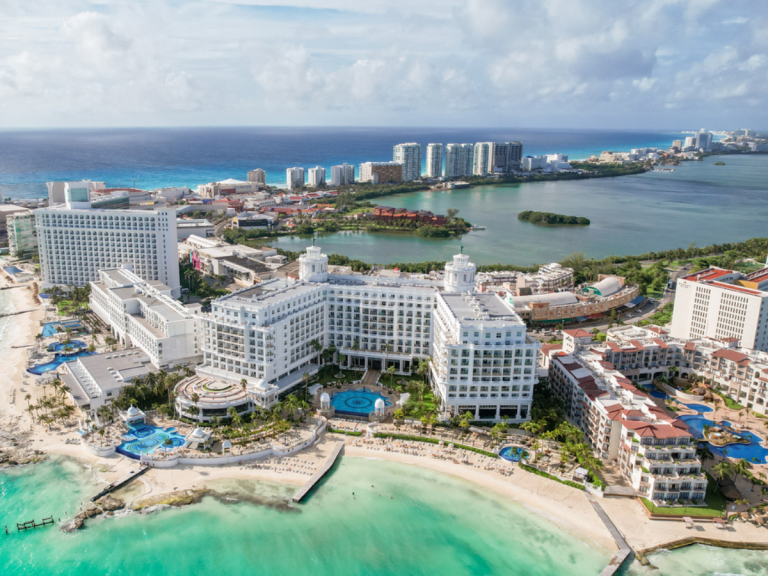 Chilenos se lanzan a viajar: Sidney, Río de Janeiro, Cancún y París lideran ventas en Cyber Monday de COCHA