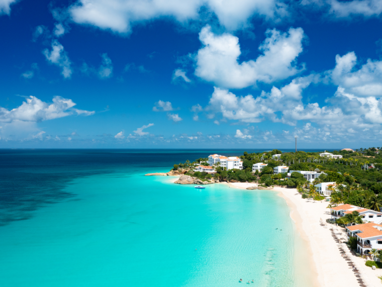 Meads Bay: la joya de Anguila donde el Frangipani Beach Resort conquista a los viajeros