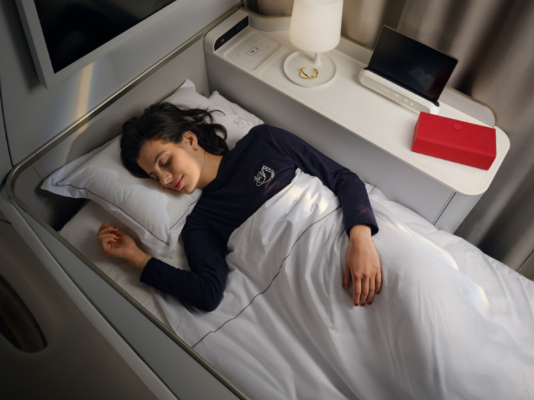 Le Pyjama de Jacquemus despega en las suites La Première de Air France