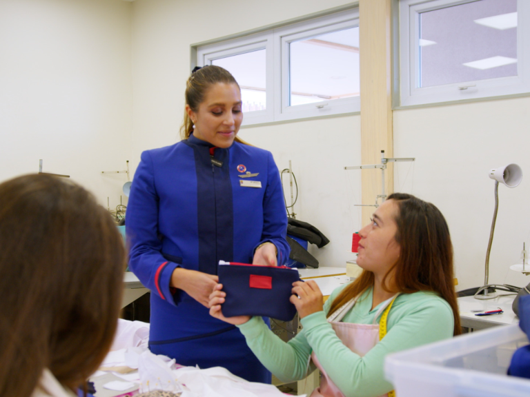 Segundo Vuelo”: uniformes de LATAM encuentran nueva vida en manos de madres jóvenes de La Pintana