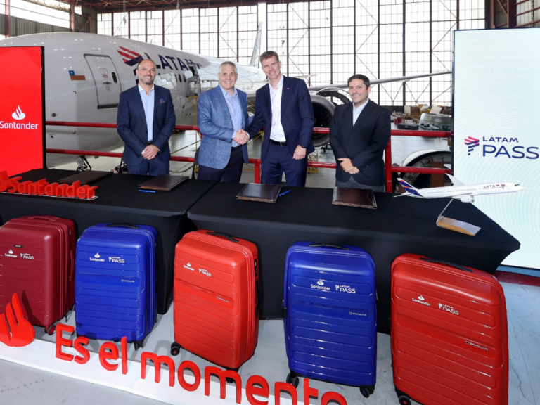 Banco Santander y LATAM Pass renuevan su histórica alianza