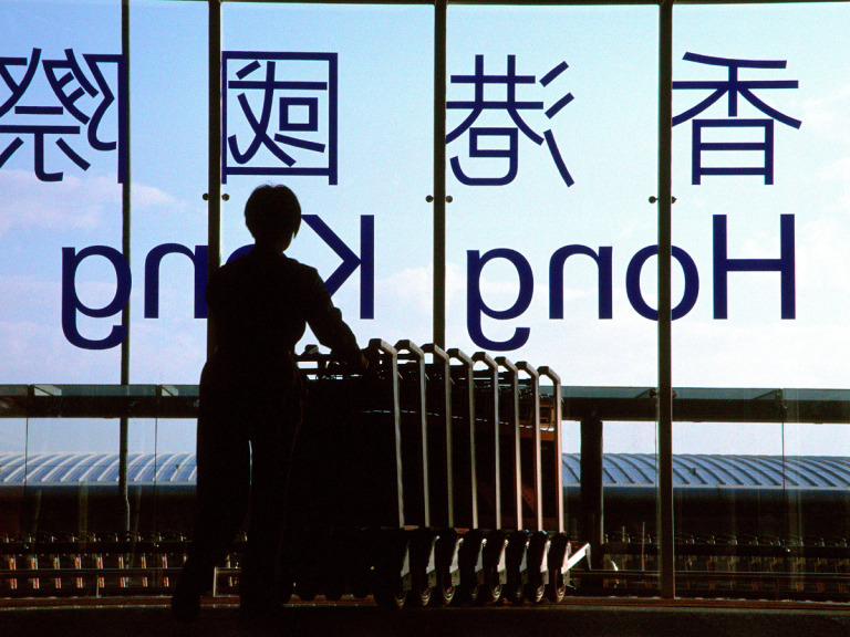 Hong Kong prohíbe el uso de bancos de energía en vuelos locales por seguridad