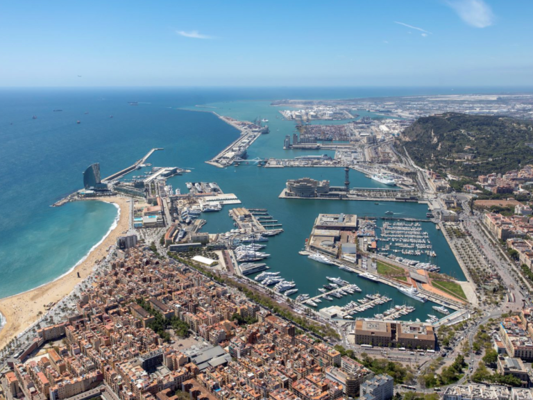 Barcelona limitará la llegada de cruceros y reducirá capacidad portuaria un 16% para 2030