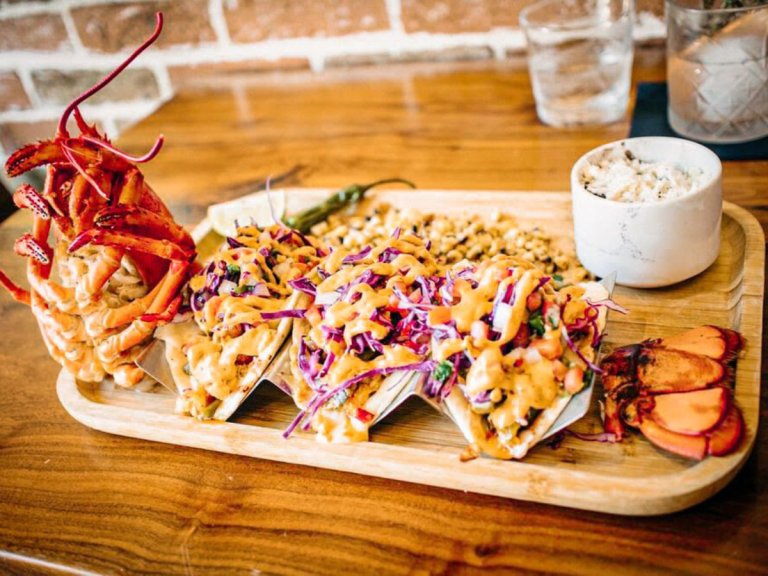 Explora los restaurantes destacados con el Pasaporte culinario de Santa Ana
