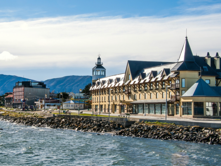 Cómo llegar a Puerto Natales desde Santiago: guía para viajar a la Patagonia chilena