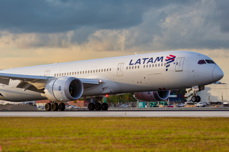 LATAM anuncia reprogramación preventiva de vuelos ante posible huelga de pilotos en Chile