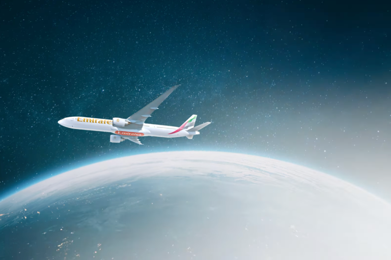 Emirates inaugura la era del Wi-Fi gratuito y ultrarrápido con Starlink y anuncia un nuevo mega-pedido de Boeing 777X
