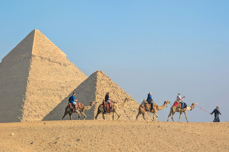Asombro en Egipto: detectan una posible entrada oculta en una pirámide de Giza y sacude a la arqueología