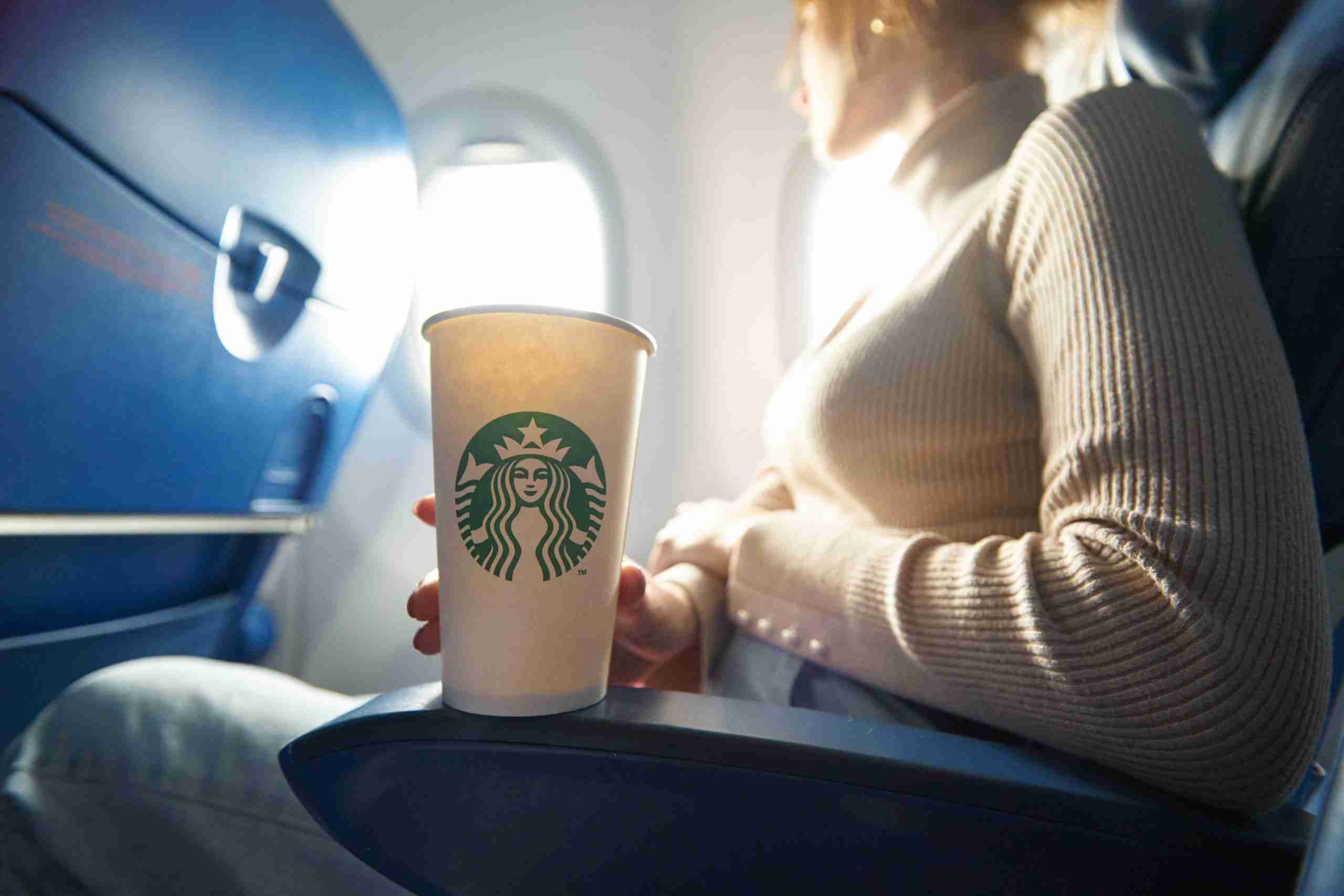 Delta y Starbucks vuelven a permitir acumular millas por compras de café